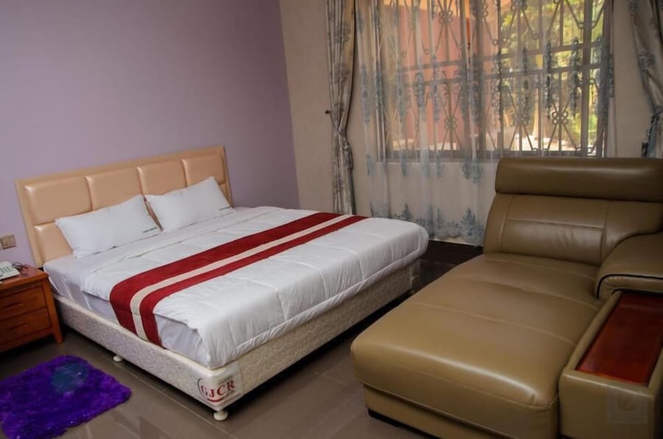Suite, 1 Double Bed | Soundproofing, free WiFi, bed sheets, wheelchair access