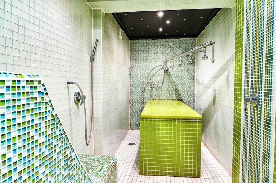 Couples treatment rooms, sauna, hot tub, steam room, body treatments