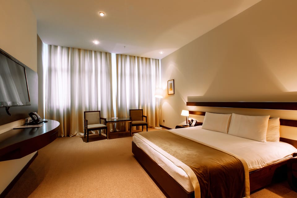 Room (Super King) | In-room safe, blackout drapes, cribs (free), rollaway beds (surcharge)