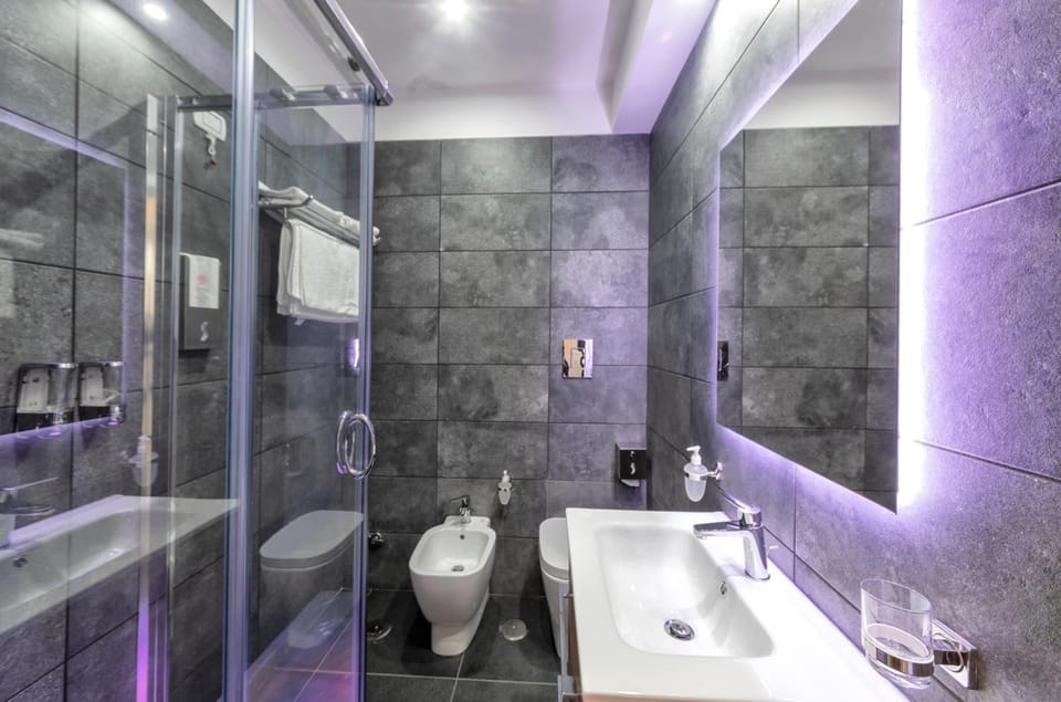 Classic Double Room, 1 Queen Bed, Non Smoking, Ensuite | Bathroom | Shower, hair dryer, bathrobes, slippers
