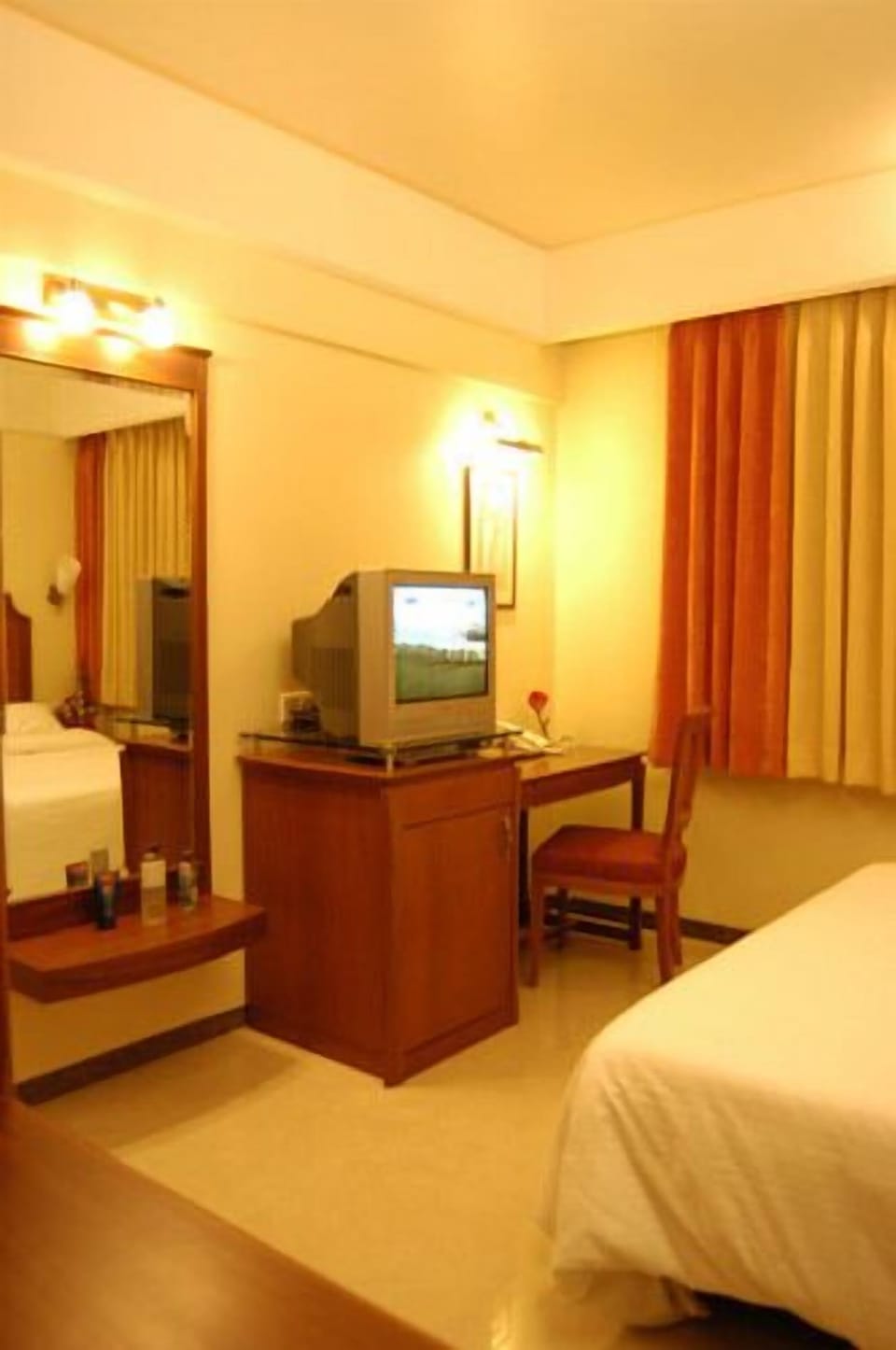 Sapphire | Minibar, in-room safe, individually furnished, desk