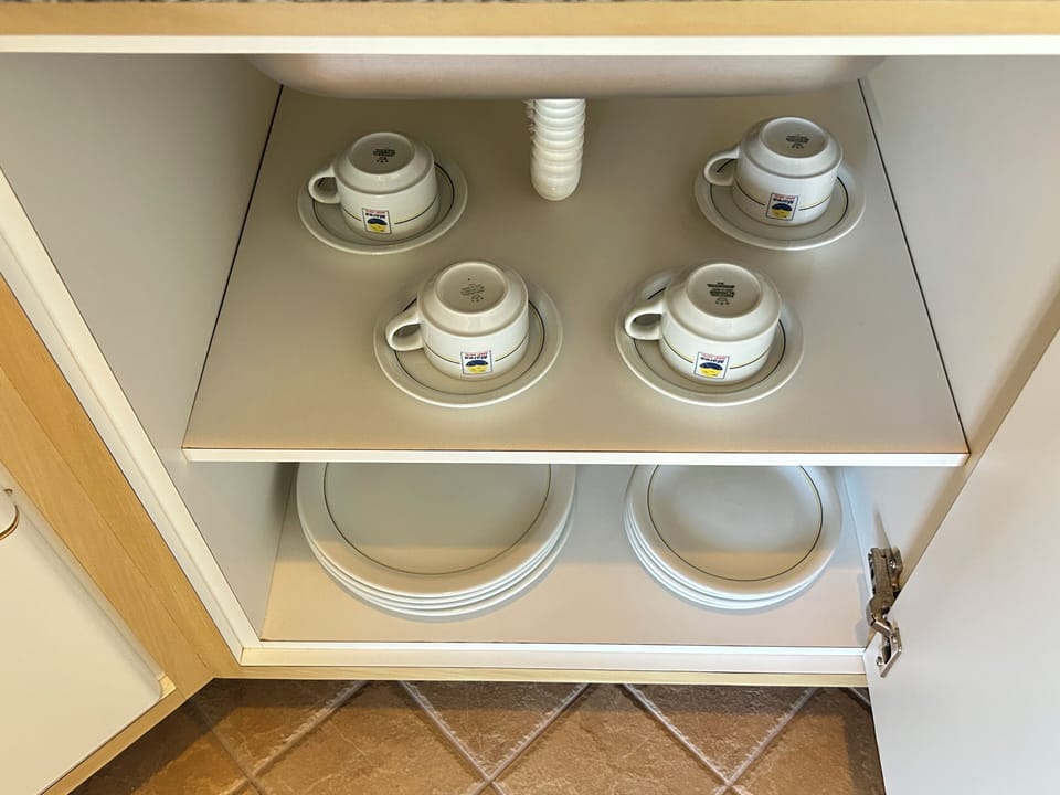 Apartamento 1 dormitório Lateral | Private kitchen | Microwave, stovetop, cookware/dishes/utensils