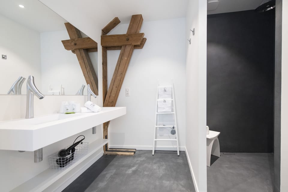 Suite (Blanc de Blancs) | Bathroom | Free toiletries, bathrobes, slippers, towels