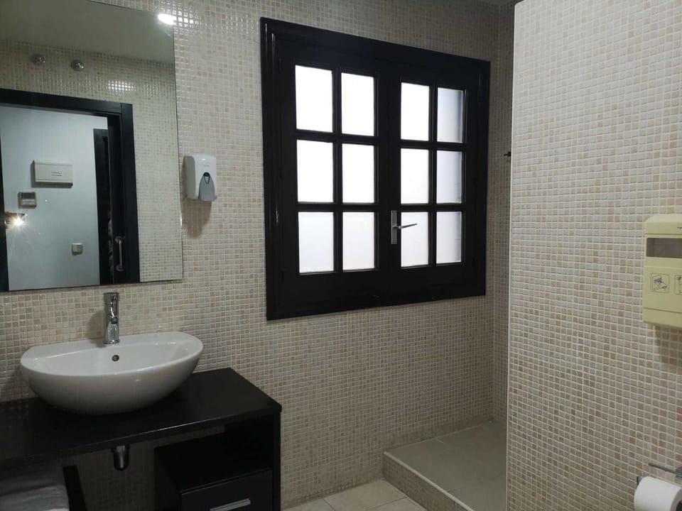 Shower, rainfall showerhead, free toiletries, towels