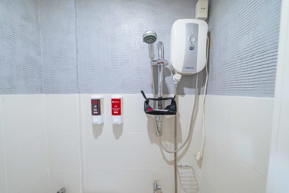 Double Room | Bathroom | Shower, free toiletries, towels