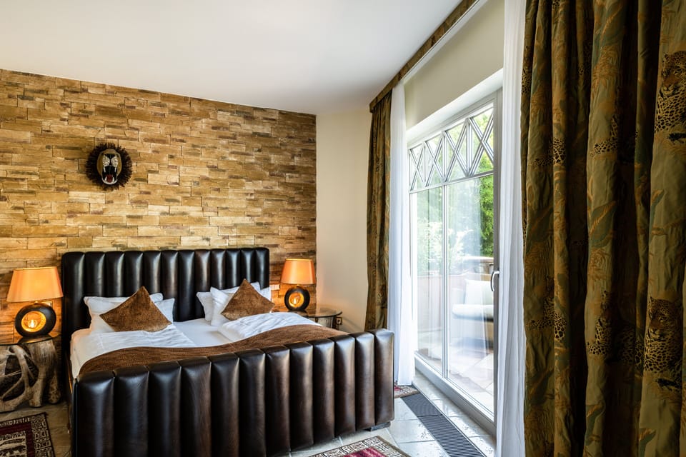 Suite | In-room safe, individually decorated, blackout drapes, soundproofing
