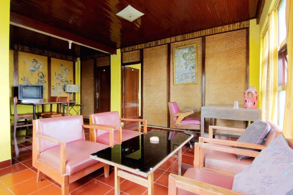 Standard Room, Shared Bathroom | Living area | 32-inch LCD TV with satellite channels, TV