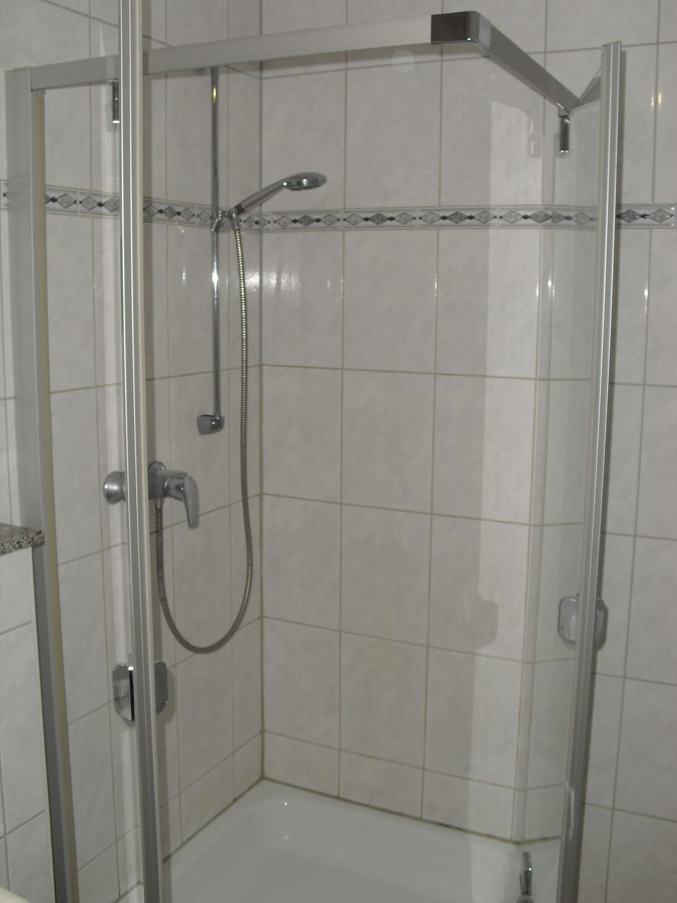Basic Apartment (Zimmer 6) | Bathroom | Shower