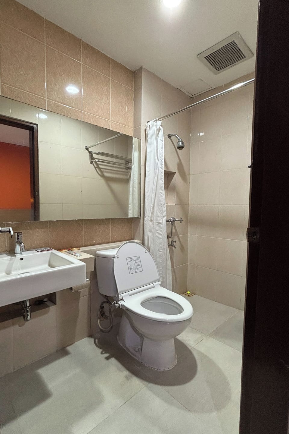 Deluxe Room, 1 King Bed | Bathroom | Shower, hydromassage showerhead, free toiletries