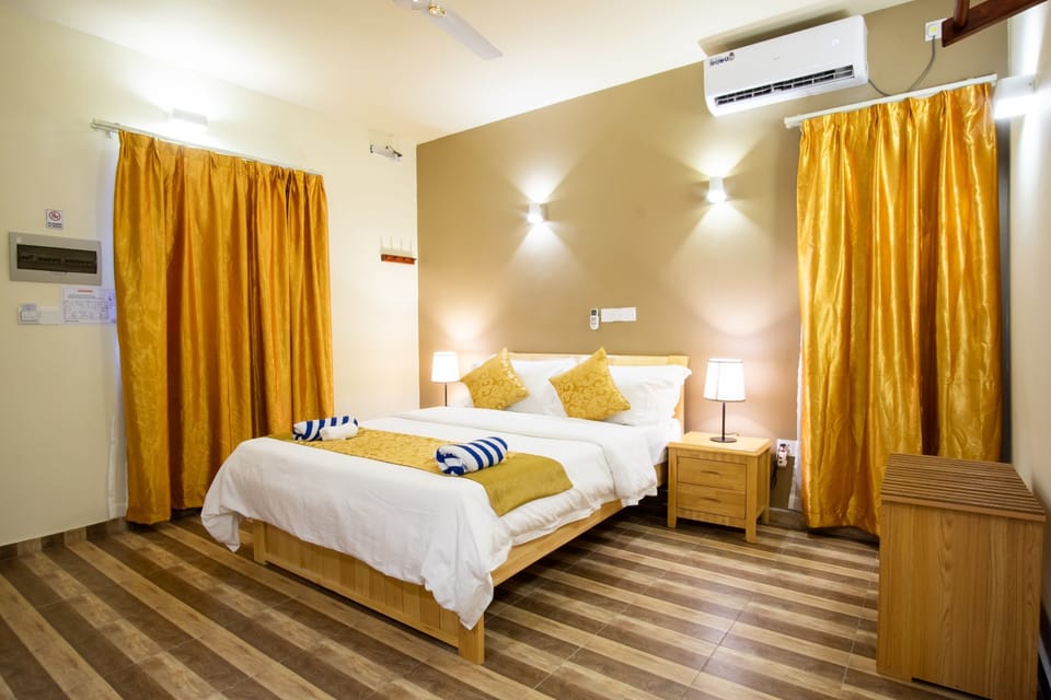 Deluxe Room, 1 Queen Bed, Accessible, Garden View | Minibar, in-room safe, desk, blackout drapes