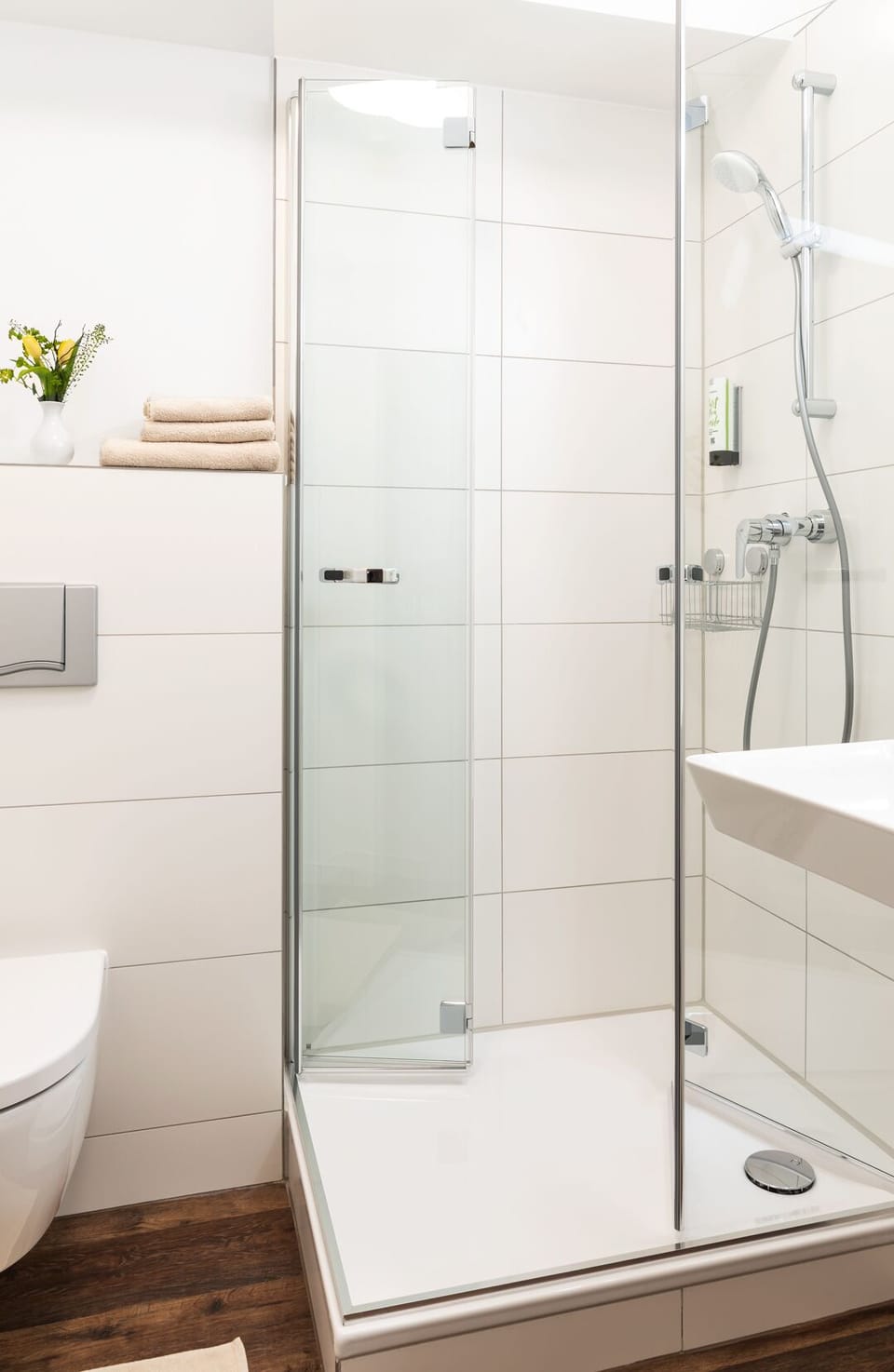 Shower, hair dryer, towels, shampoo