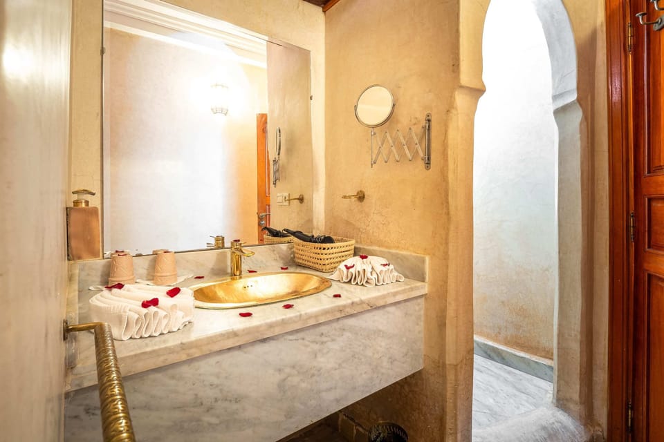 Shower, rainfall showerhead, free toiletries, hair dryer
