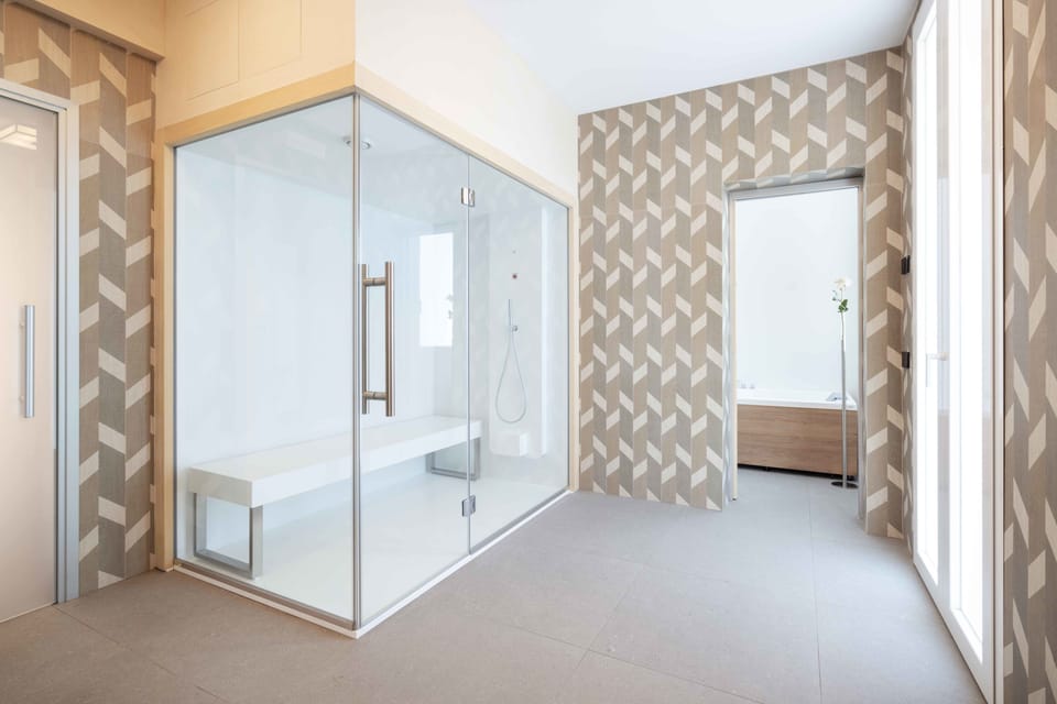 Sauna, hot tub, steam room, 1 treatment room, massages