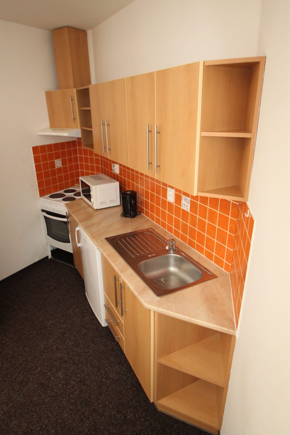 Basic Twin Room | Private kitchen | Full-size fridge, microwave, stovetop, electric kettle