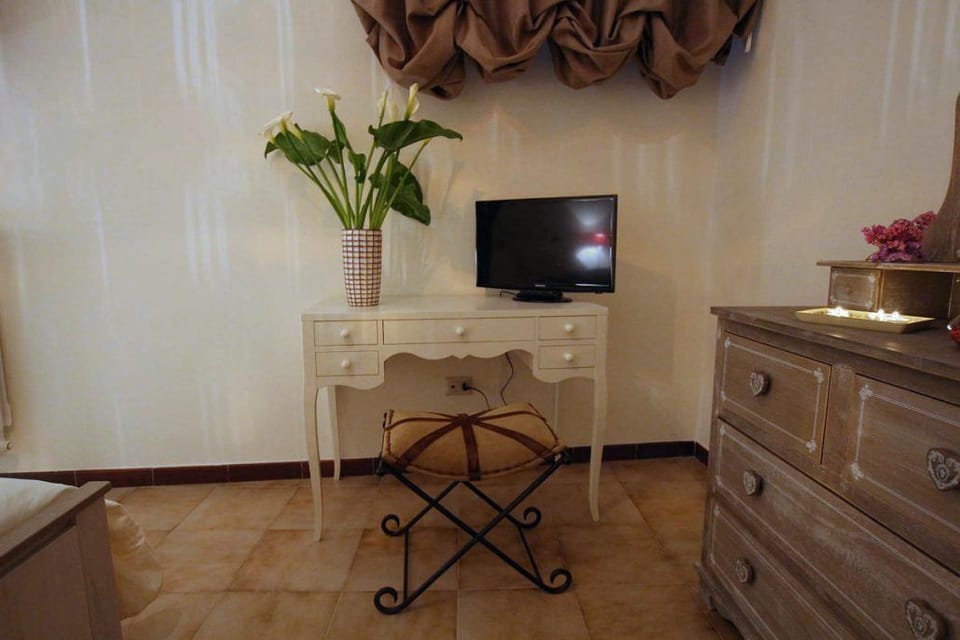 Deluxe House | Desk, blackout drapes, WiFi (free), bed sheets