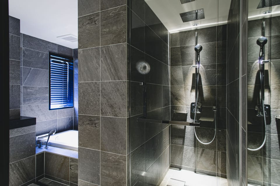 Suite King, Non Smoking | Bathroom | Shower, rainfall showerhead, free toiletries, hair dryer
