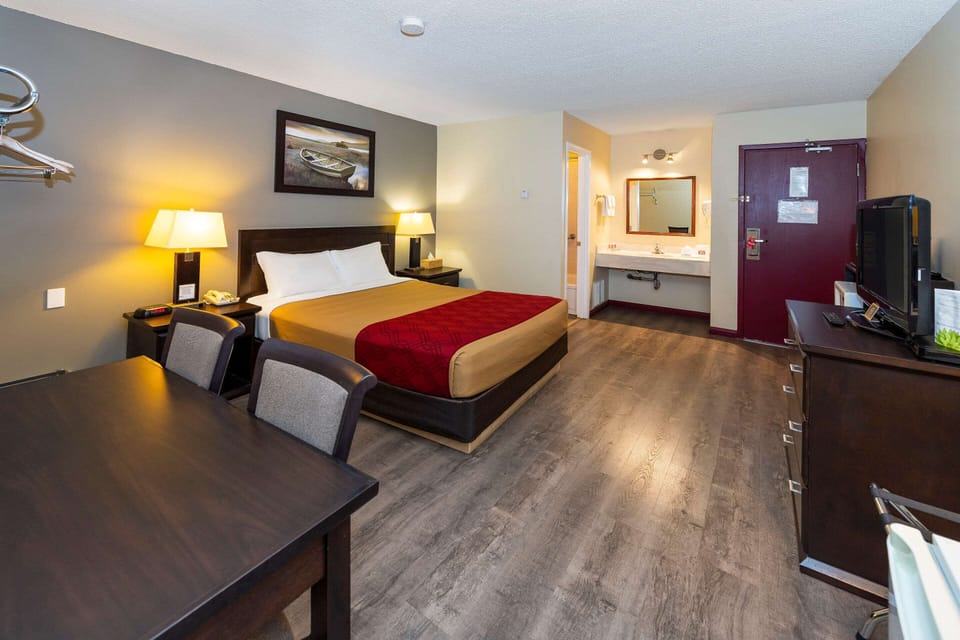 Queen Room Non Smoking | Desk, iron/ironing board (on request), rollaway beds (surcharge)