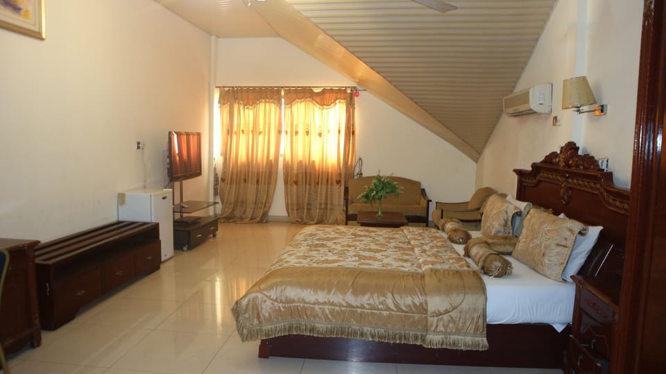 Standard Double Room | Minibar, desk, WiFi (free), bed sheets