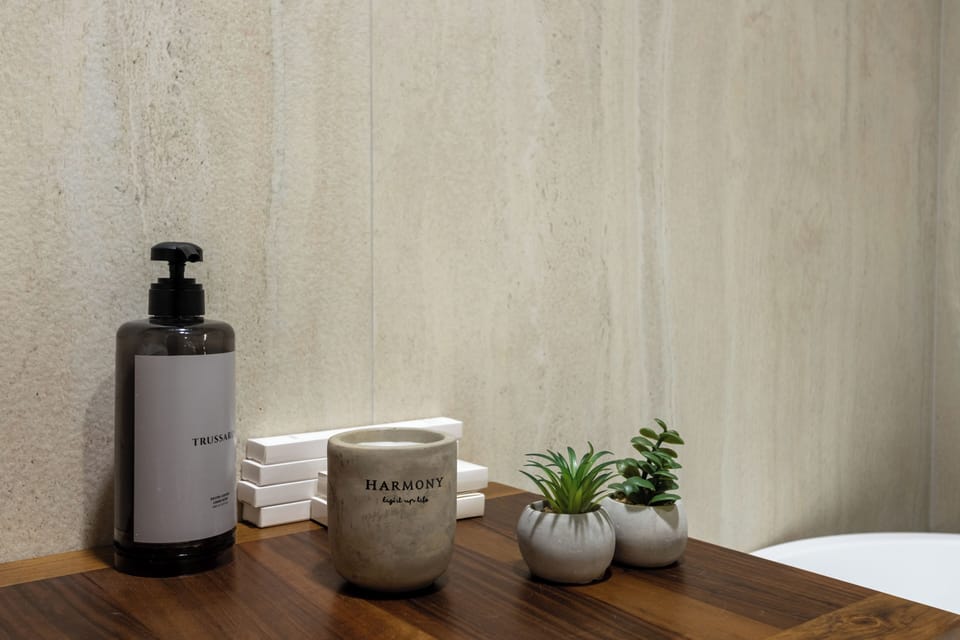 Deluxe King Suite | Bathroom | Hair dryer, slippers, towels, shampoo