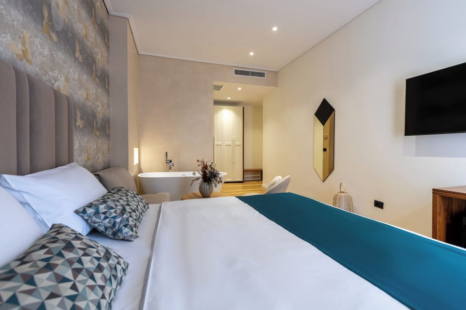 Deluxe Double Room | 1 bedroom, premium bedding, in-room safe, desk