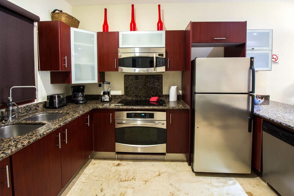 Deluxe Apartment | Private kitchen | Full-size fridge, microwave, oven, stovetop