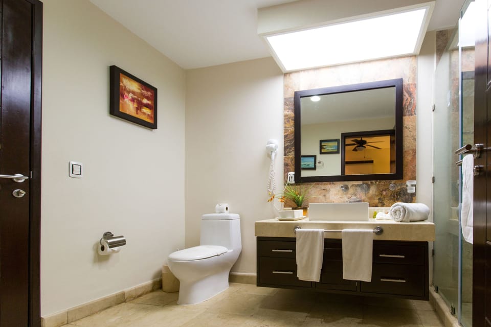 Large ground-floor a 2-bedroom condo with a balcony at ELFARO by DPM Apartment in Playa del Carmen