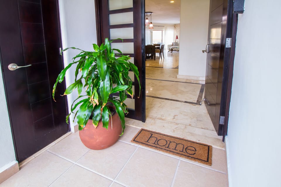 Deluxe Apartment | 2 bedrooms, in-room safe, individually decorated, individually furnished