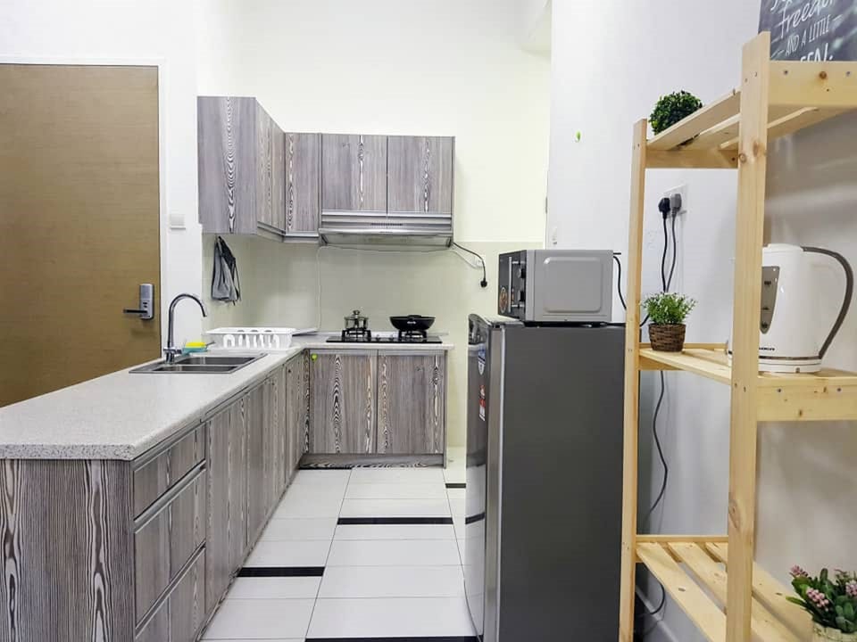 Coffee/tea maker, fridge, stovetop, electric kettle