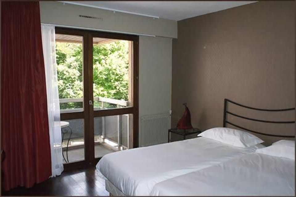 Double Room, 2 Twin Beds | Individually decorated, soundproofing, iron/ironing board