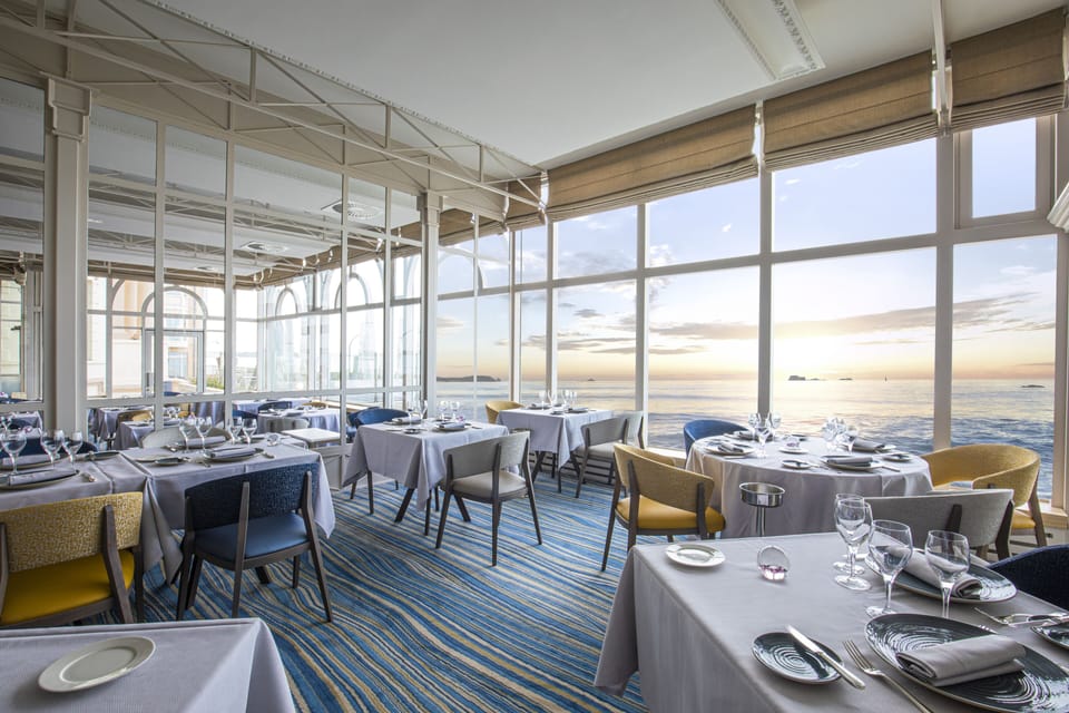 3 restaurants; lunch and dinner served