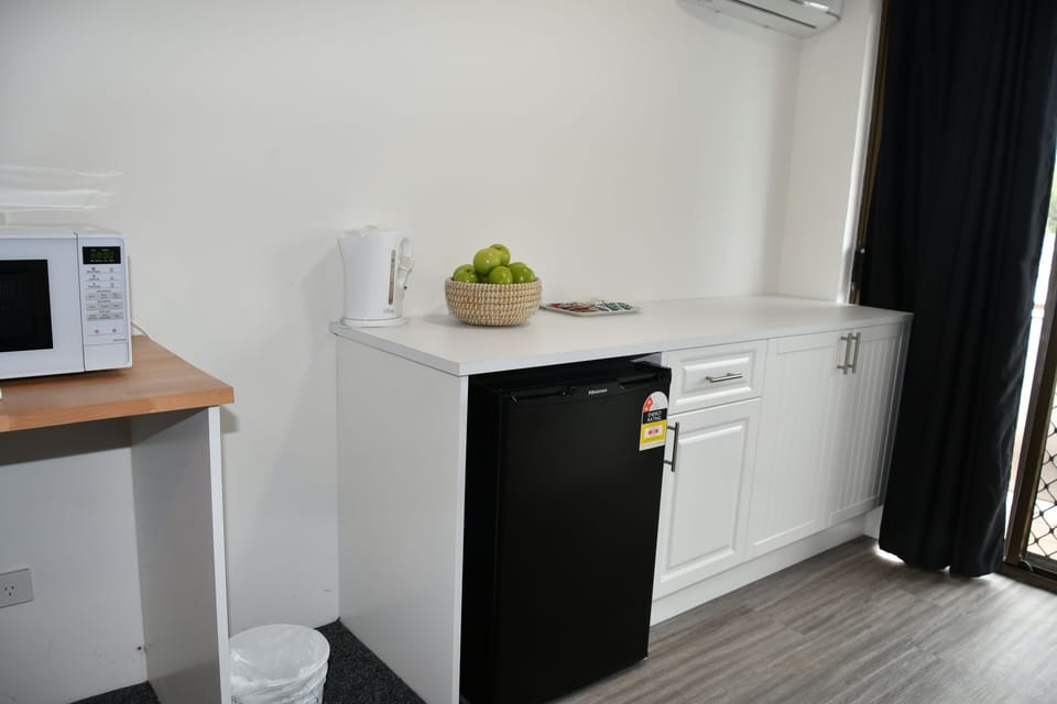 Pet Friendly Superior Queen Single Room | Blackout drapes, soundproofing, iron/ironing board, free WiFi