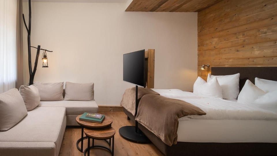 Premium bedding, in-room safe, desk, laptop workspace