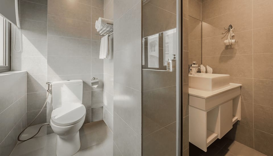 Deluxe Room | Bathroom | Shower, free toiletries, hair dryer, bathrobes