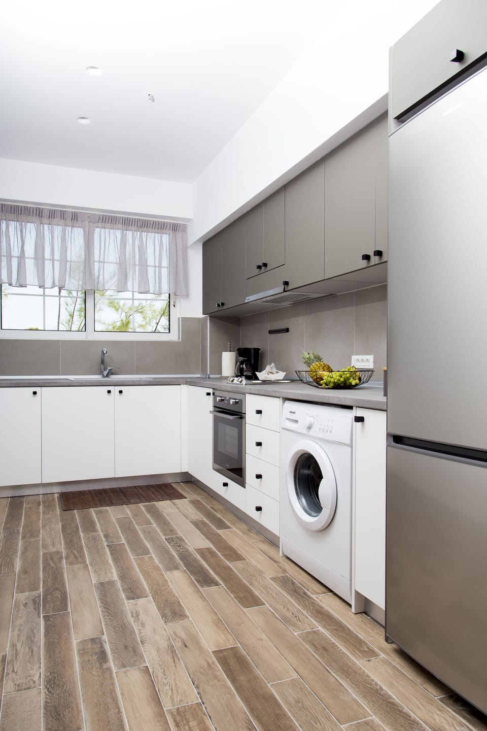 Full-size fridge, oven, stovetop, cookware/dishes/utensils