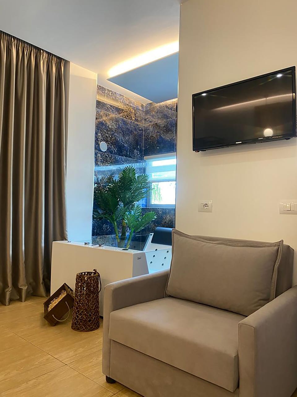 Double Room, Hot Tub | Iron/ironing board (on request), WiFi (free), bed sheets