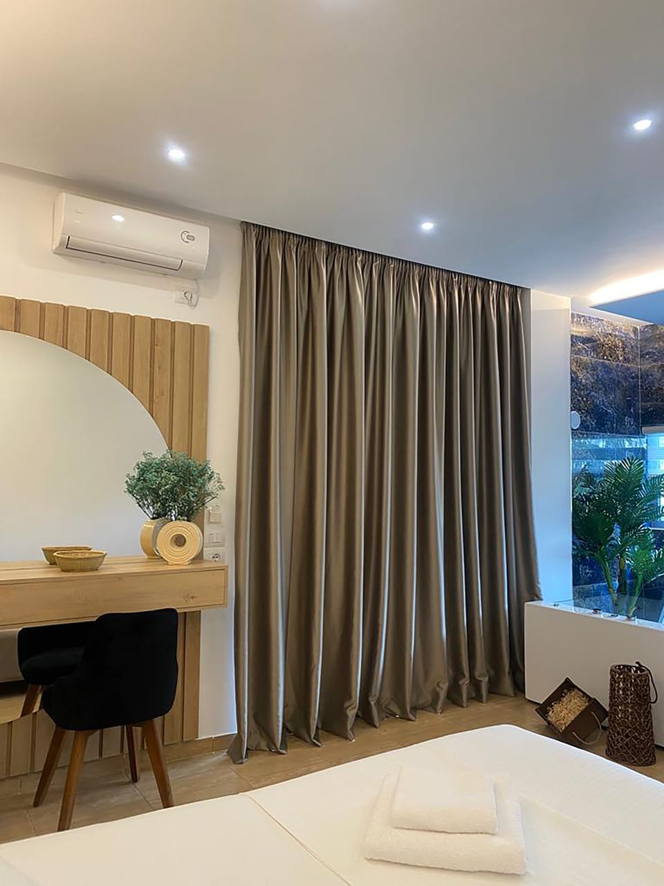 Double Room, Hot Tub | Iron/ironing board (on request), WiFi (free), bed sheets