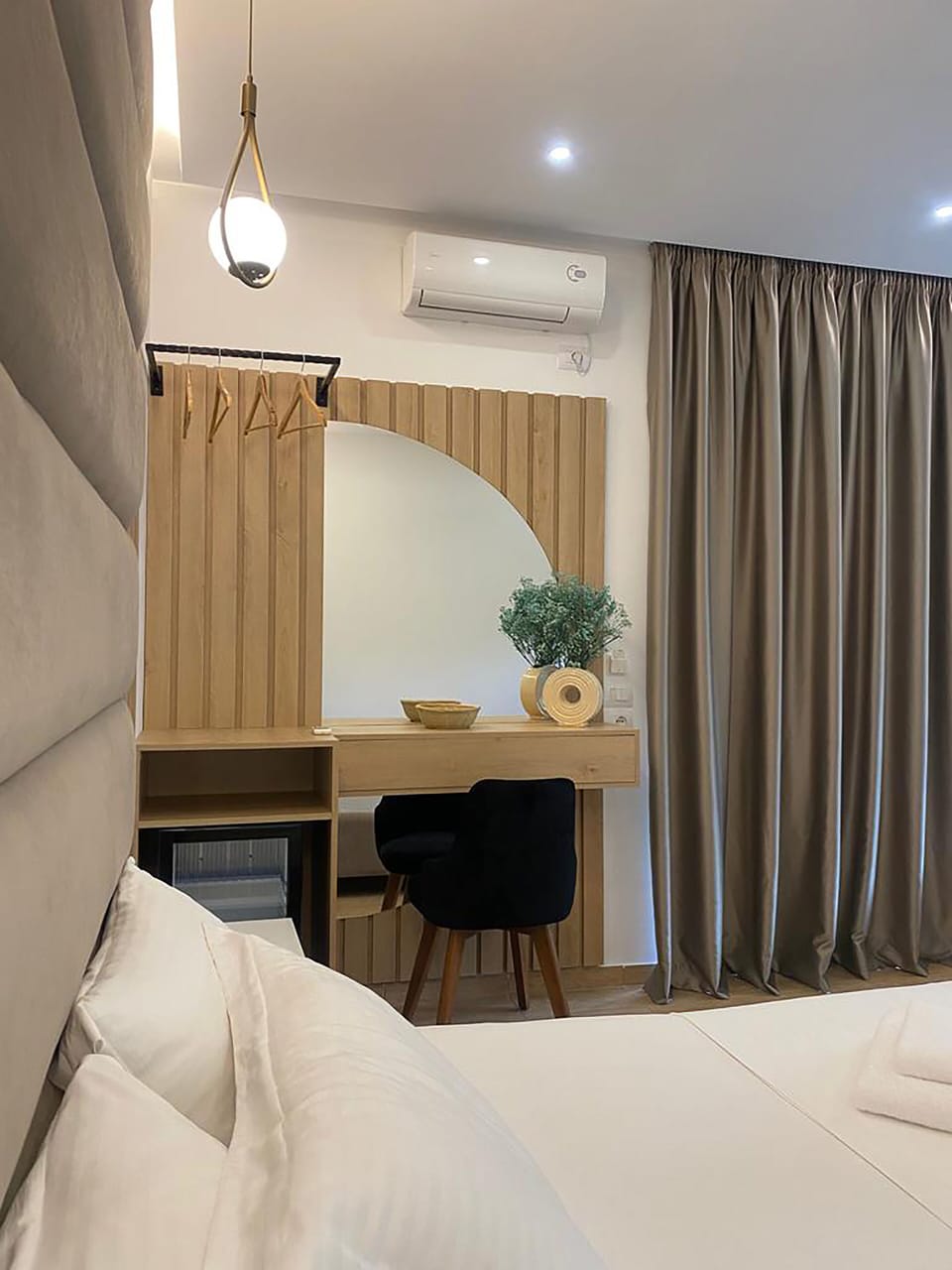 Double Room, Hot Tub | Iron/ironing board (on request), WiFi (free), bed sheets