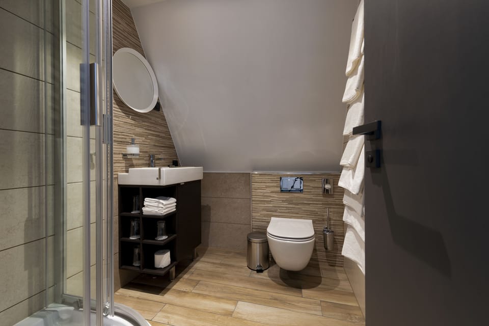 Exclusive Bungalow | Bathroom | Shower, rainfall showerhead, free toiletries, hair dryer