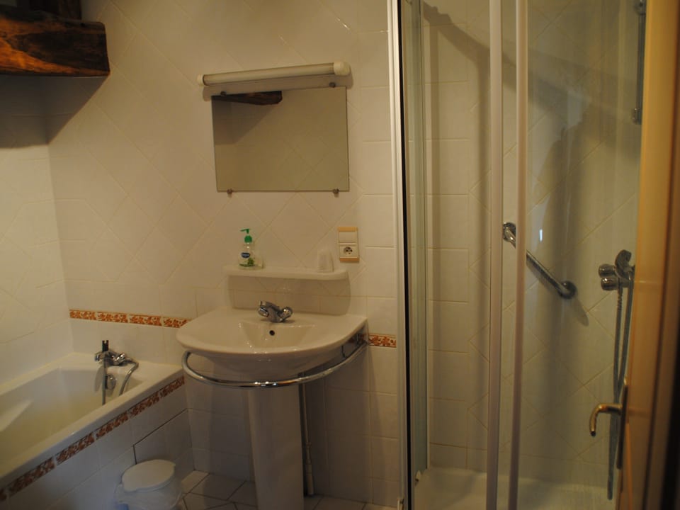 Double Room | Bathroom | Free toiletries, towels