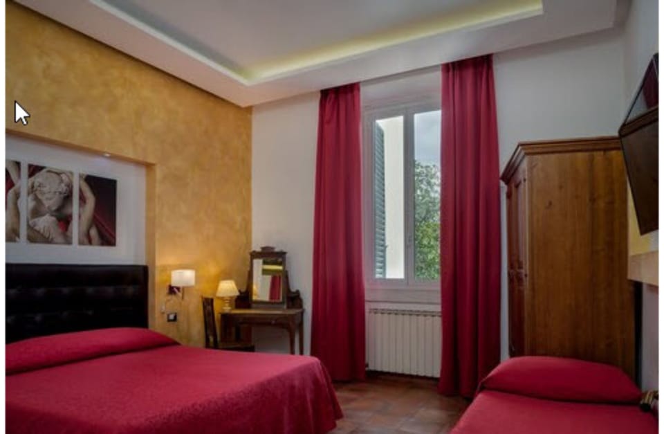 Quadruple Room | In-room safe, desk, soundproofing, WiFi (free)