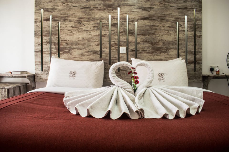 Executive Suite | Desk, blackout drapes, iron/ironing board, free WiFi