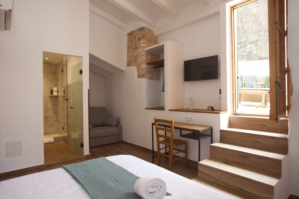 Junior Double Room | Desk, laptop workspace, blackout drapes, free WiFi