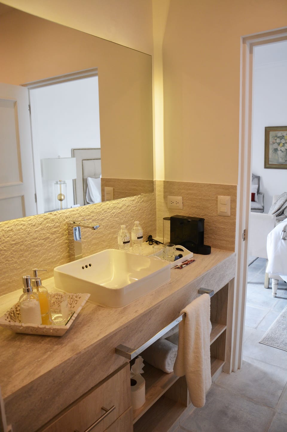 Deluxe Suite, 1 King Bed, Courtyard View | Bathroom amenities | Shower, rainfall showerhead, free toiletries, hair dryer