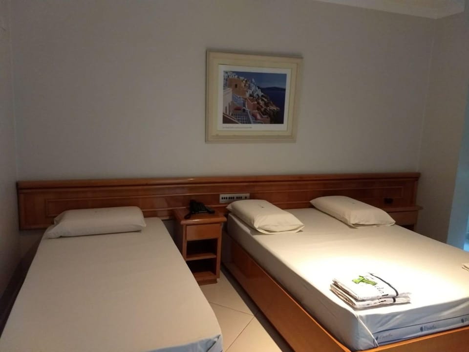 Standard Triple Room | Desk, WiFi (free), bed sheets