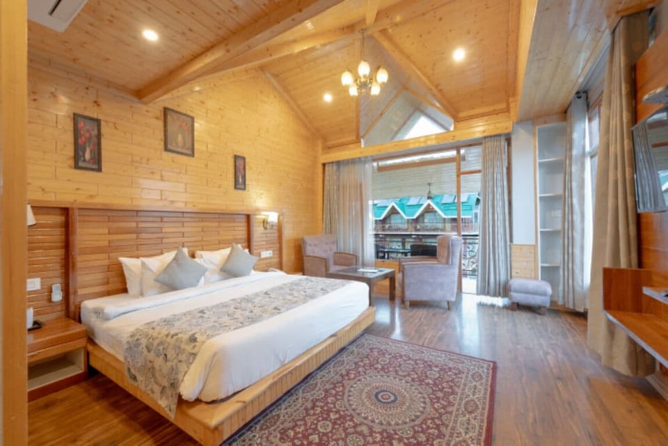 Premium Room | Individually decorated, desk, laptop workspace, soundproofing