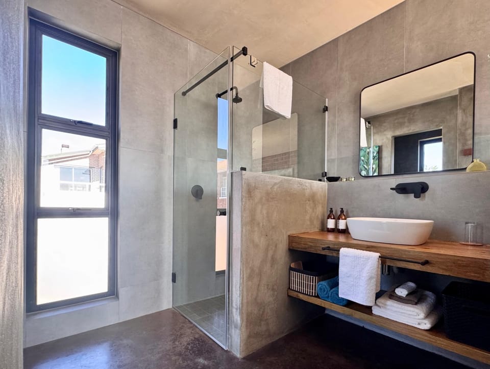 Deluxe Double Room | Bathroom | Separate tub and shower, hair dryer, towels