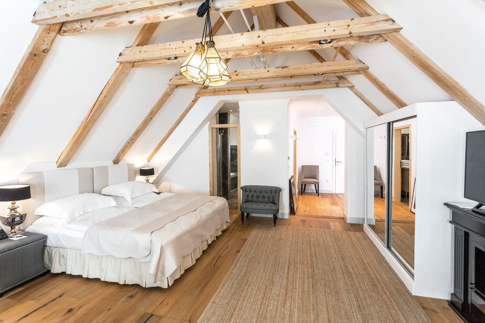 Loft Suite | Tempur-Pedic beds, free minibar items, in-room safe