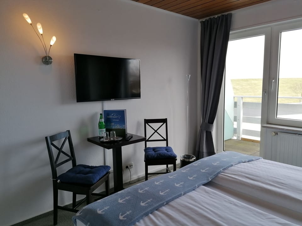 Comfort Double Room, 1 Queen Bed, Non Smoking | Living area | 28-inch TV with satellite channels