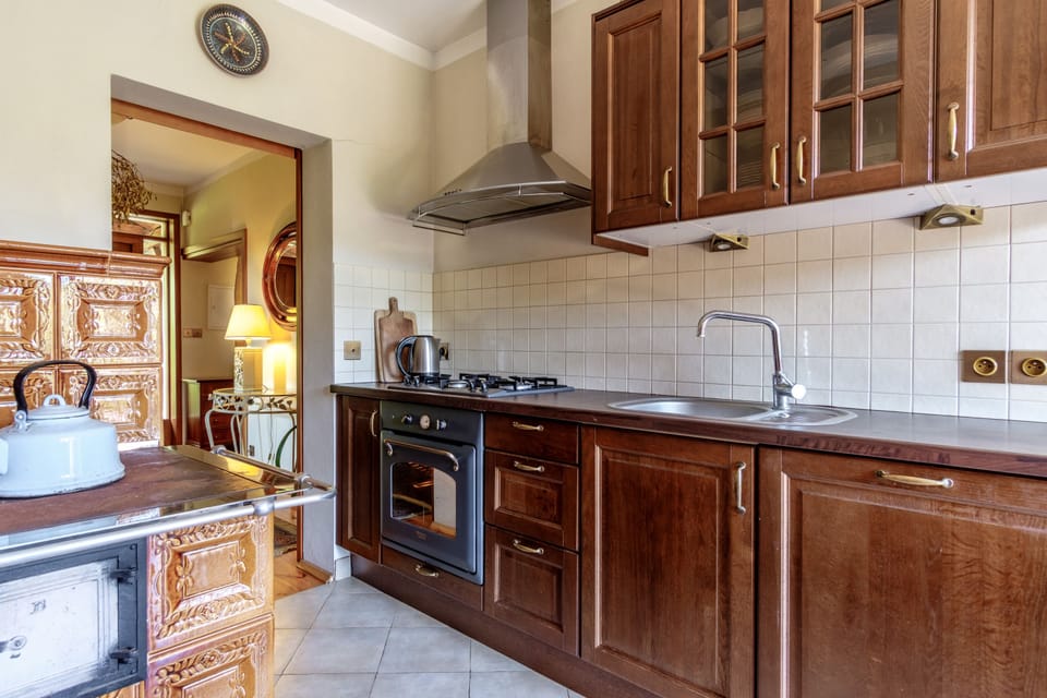 House, 4 Bedrooms | Shared kitchen | Full-size fridge, oven, stovetop, coffee/tea maker