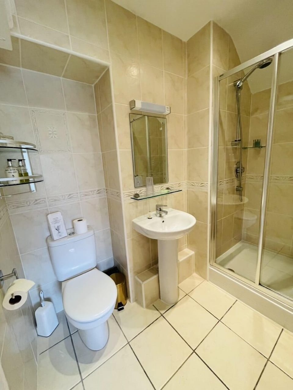 Deluxe Family Room, Non Smoking, Mountain View  | Bathroom | Combined shower/tub, free toiletries, towels